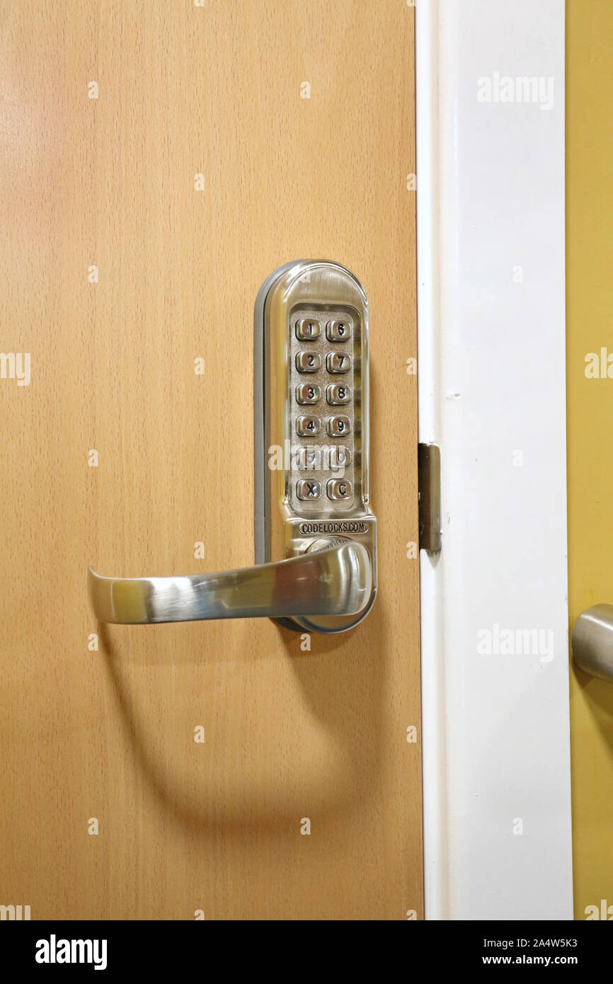 Una serratura della porta con codice numerico nell'ala Dementia di una moderna casa di cura britannica Foto Stock