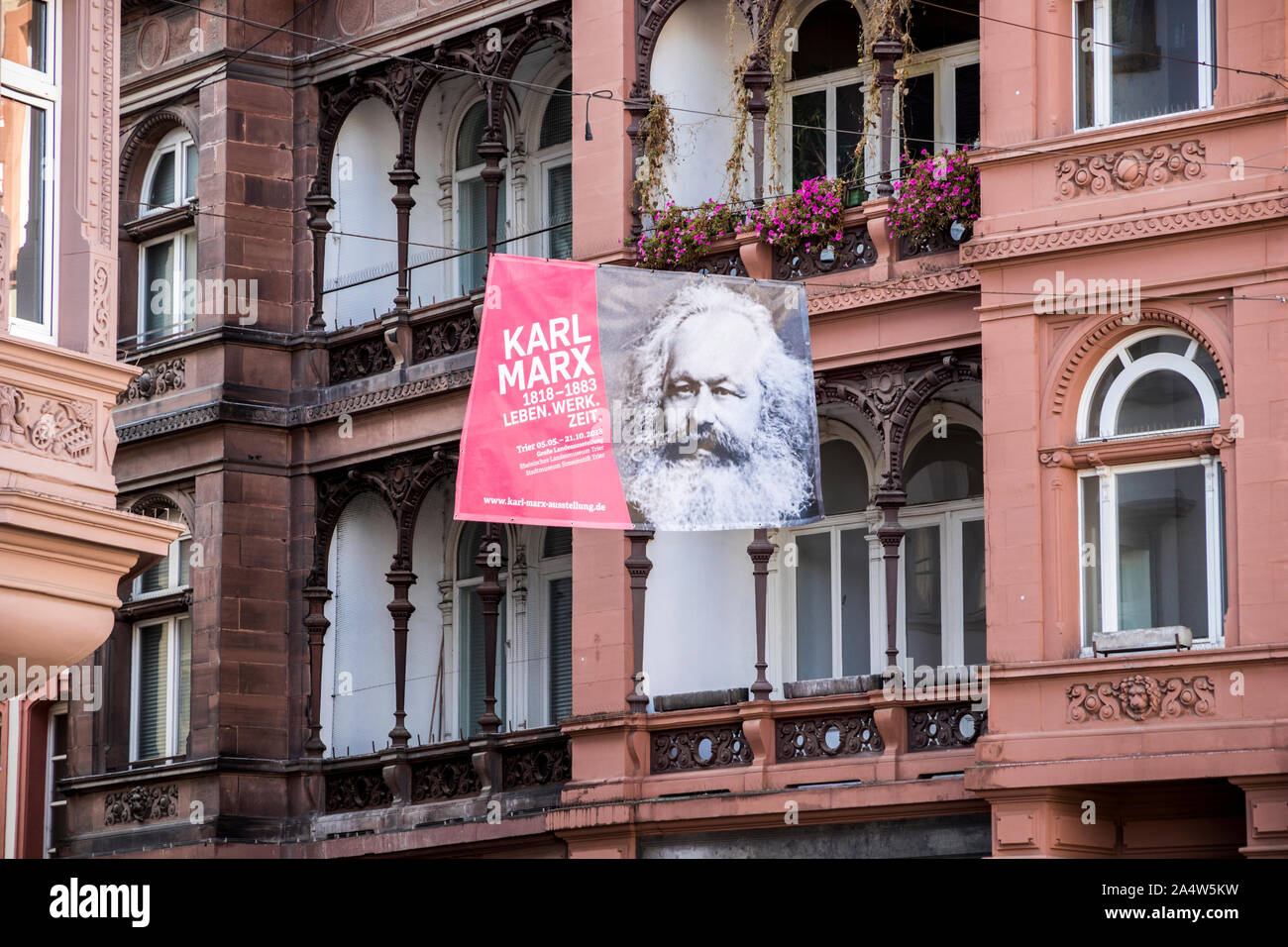 Trier, Germania. Banner con una foto di Karl Marx nel suo brithplace di Treviri per la commemorazione del bicentenario della sua nascita Foto Stock