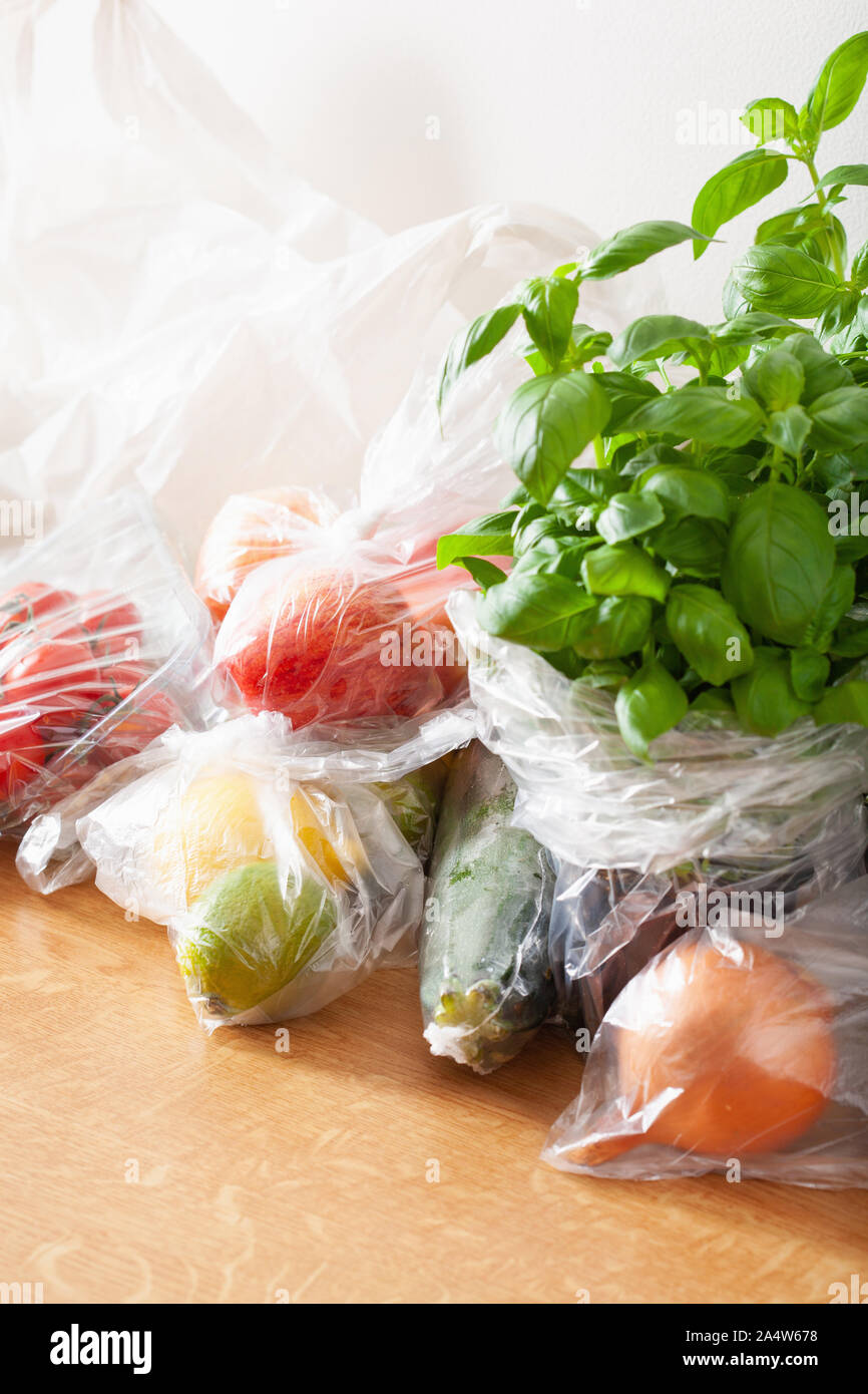 Uso singola i rifiuti plastici problema. Frutta e verdura in sacchetti di plastica Foto Stock