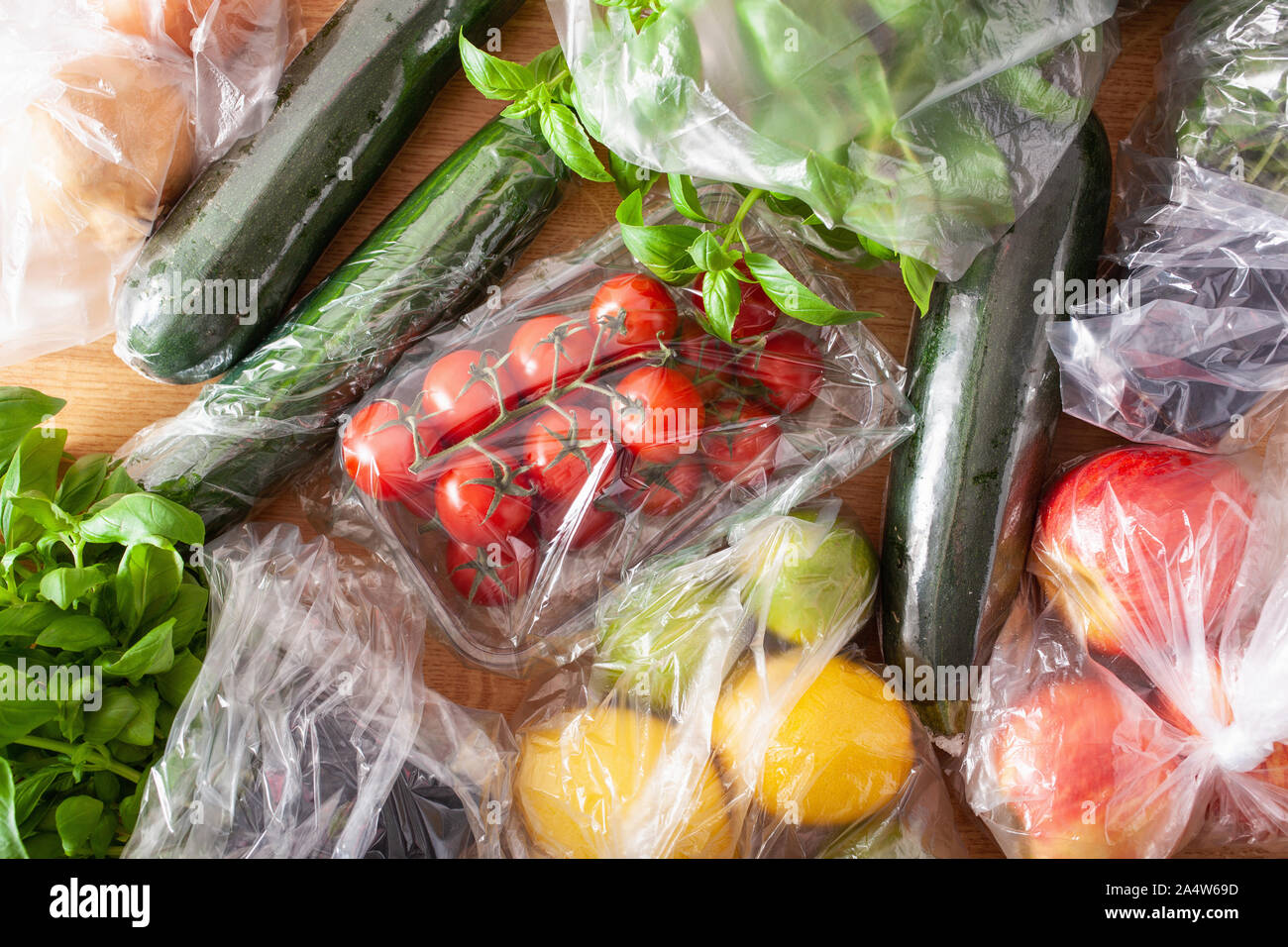 Uso singola i rifiuti plastici problema. Frutta e verdura in sacchetti di plastica Foto Stock