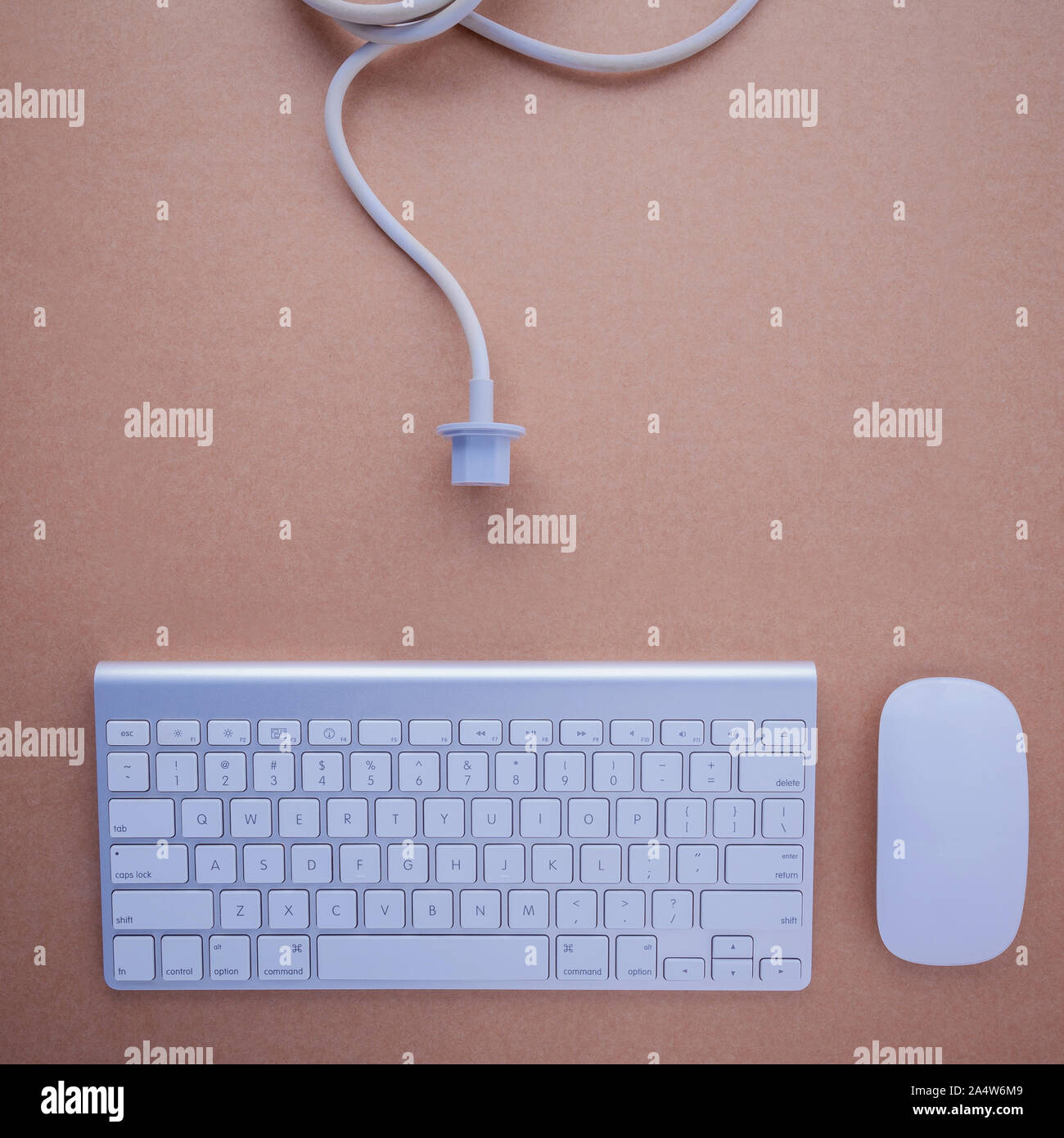 Brown scrivania da ufficio con tastiera, mouse e cavo di alimentazione ma computer mancante .concetto per il supporto tecnico, parte di aggiornamento , il fissaggio e la perdita di dati. Foto Stock