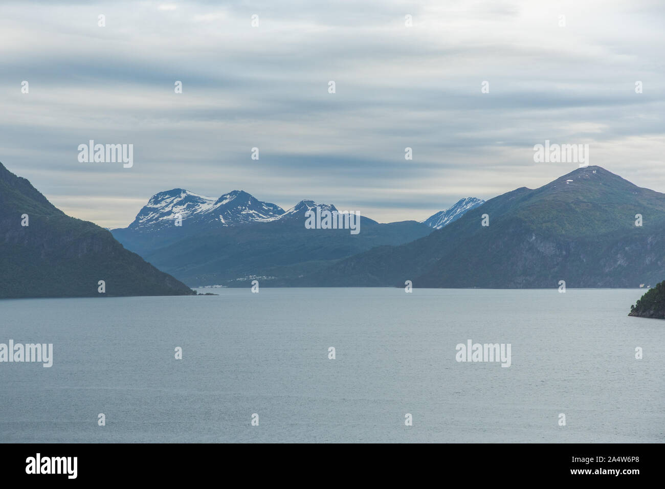 Fiordo norvegese e le montagne. Bellezza del paesaggio del fiordo norwagian Foto Stock