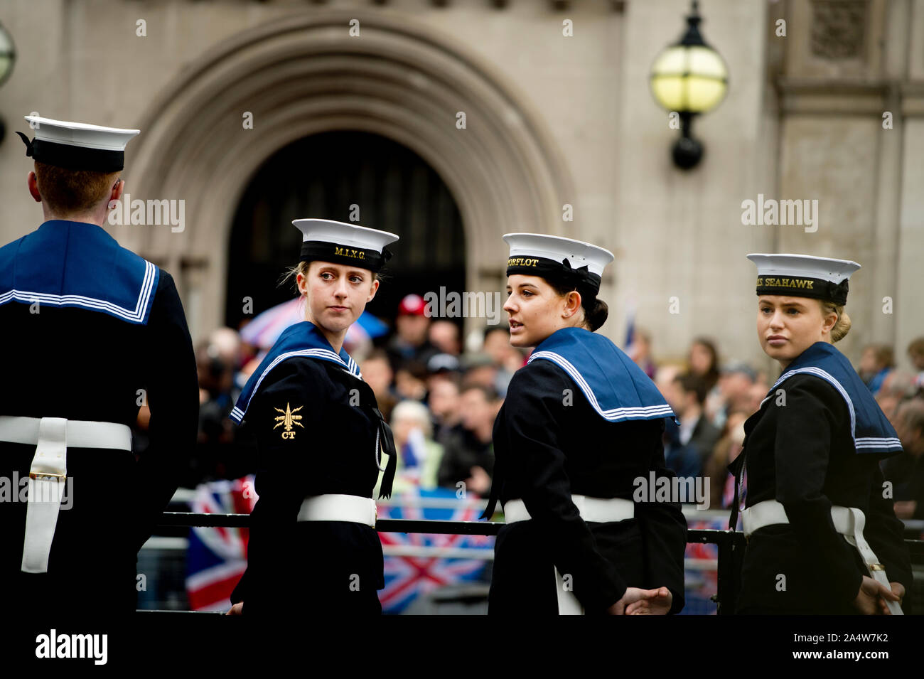 London, Westminster 14 ottobre 2019 Apertura della condizione del Parlamento. Giovani femmine Royal Navy cadetti Foto Stock