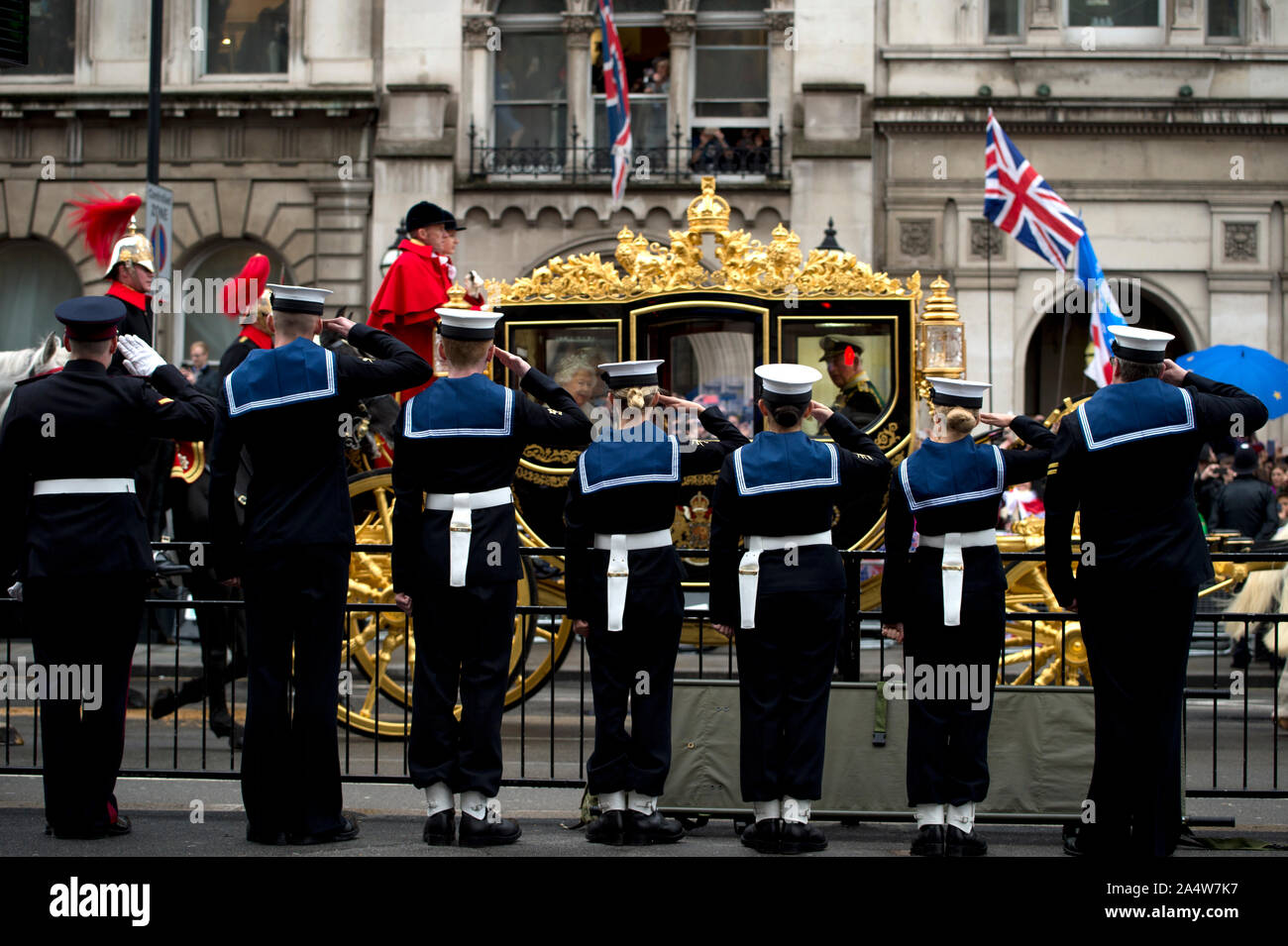 London, Westminster 14 ottobre 2019 Apertura della condizione del Parlamento. Royal Navy cadetti salutare il Royal carrello con Sua Maestà la Regina e HRH PRIN Foto Stock