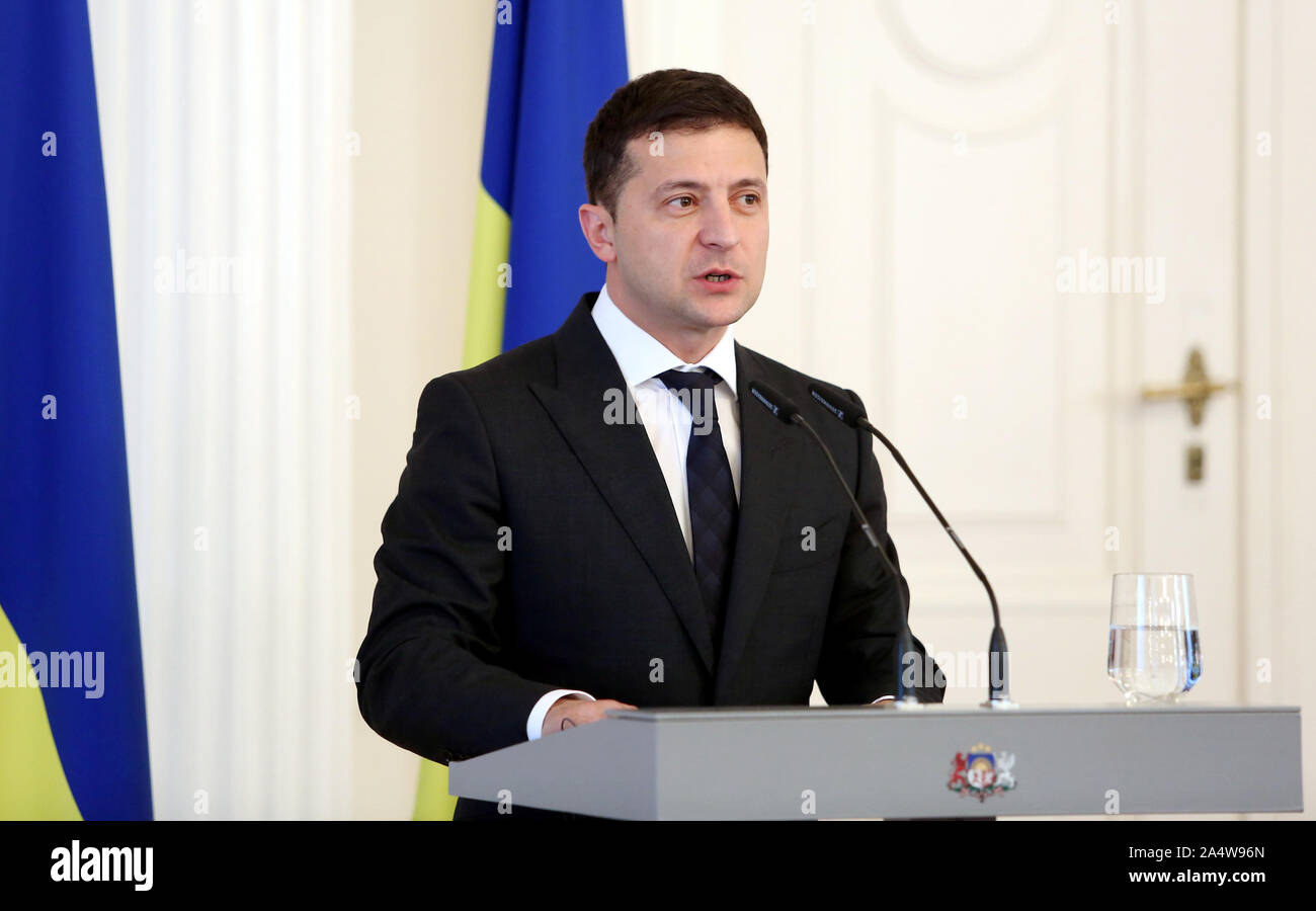 Riga, Lettonia. Xvi oct, 2019. Il presidente ucraino Volodymyr Zelensky parla durante una conferenza stampa a Riga, Lettonia, 16 ottobre 2019. Credito: Edijs Palens/Xinhua/Alamy Live News Foto Stock