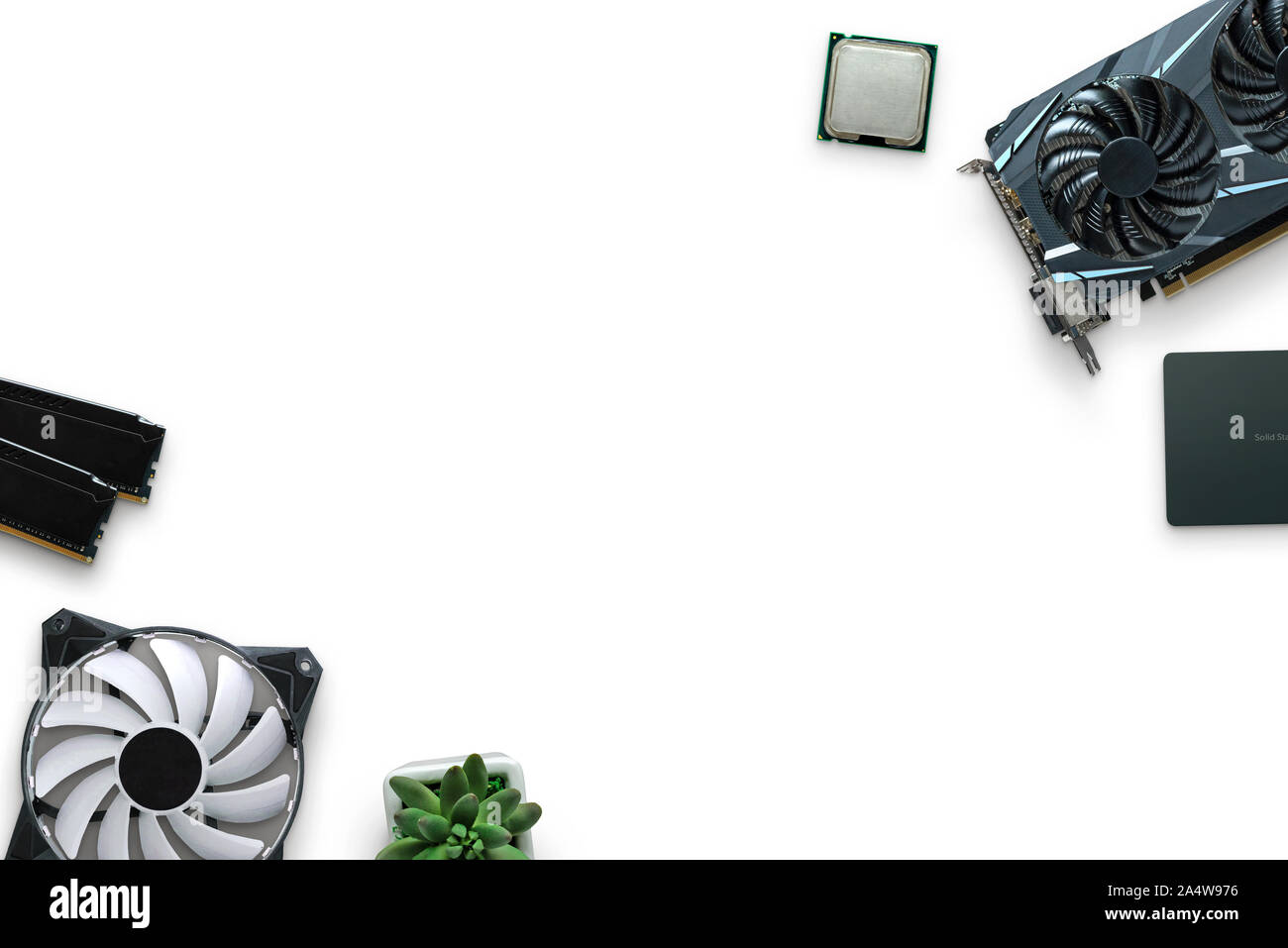 I componenti del computer su una scrivania bianca. Scheda grafica, SSD, processore, RAM, lo scambiatore di calore. Vista superiore della composizione. Copia spazio in mezzo. Foto Stock