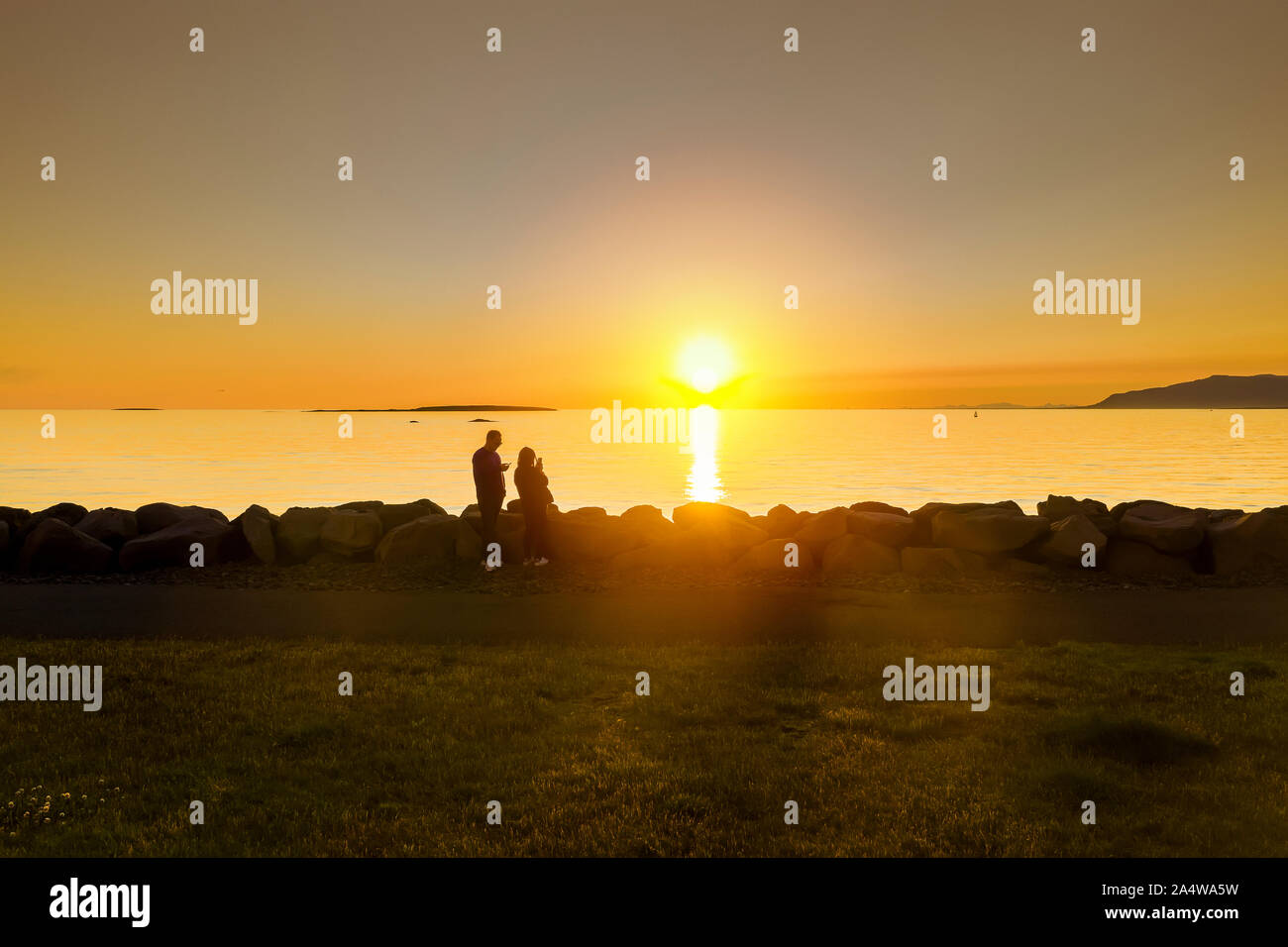 Paio di fotografare il tramonto, Saebraut street, Reykjavik, Islanda Foto Stock