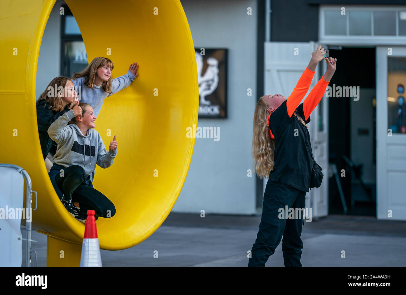 Teens fotografare, Menningarnott celebrazione, Reykjavik, Islanda Foto Stock