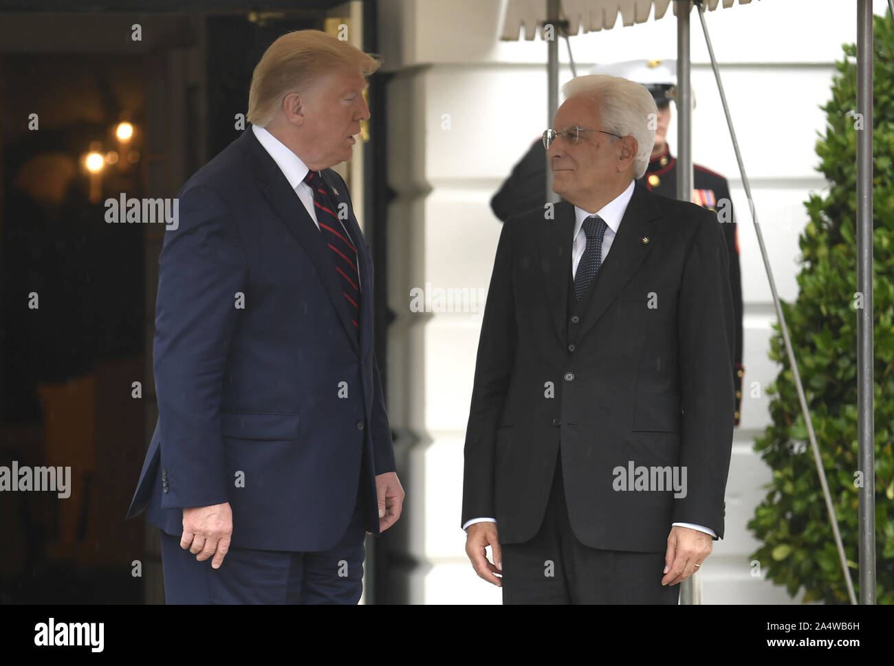 Washington, Stati Uniti. Xvi oct, 2019. Presidente Donald Trump (L) e l'Italia il Presidente Sergio Mattarella rappresentano per i fotografi come Mattarella arriva al portico sud della Casa Bianca, Mercoledì, Ottobre 16, 2019, Washington, DC. I leader sono attesi per discutere il commercio, la sicurezza e 5G gli aspetti relativi alle telecomunicazioni e celebrare il patrimonio italo-americano ad un ricevimento. Foto di Mike Theiler/UPI Credito: UPI/Alamy Live News Foto Stock