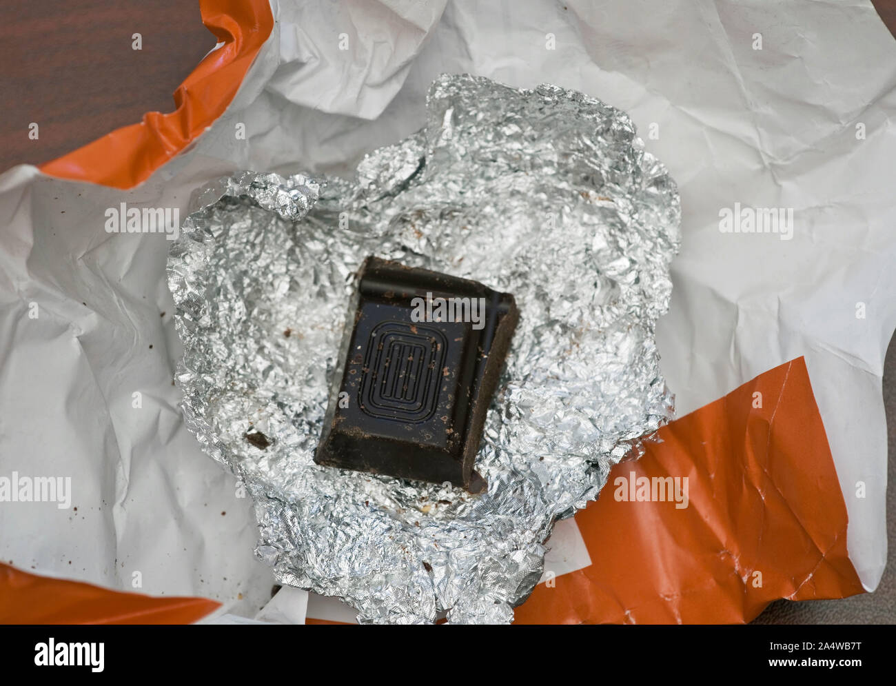 Cioccolato fondente nel confezionamento di lamina Foto Stock