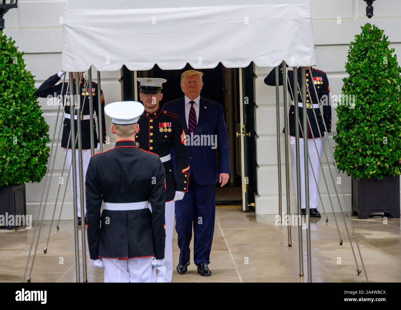 Il Presidente degli Stati Uniti, Trump sorge sotto la tenda fuori la pioggia come egli attende di dare il benvenuto al Presidente Sergio Mattarella della Repubblica italiana presso il portico sud della Casa Bianca a Washington DC su Mercoledì, 16 ottobre 2019.Credit: Ron Sachs/CNP /MediaPunch Foto Stock