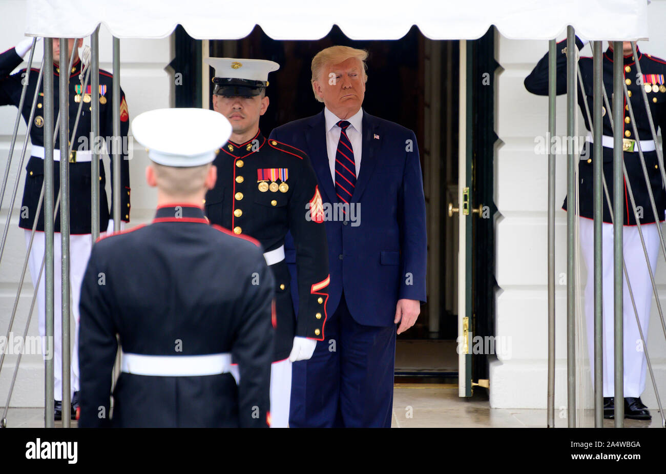 Il Presidente degli Stati Uniti, Trump sorge sotto la tenda fuori la pioggia come egli attende di dare il benvenuto al Presidente Sergio Mattarella della Repubblica italiana presso il portico sud della Casa Bianca a Washington DC su Mercoledì, 16 ottobre 2019.Credit: Ron Sachs/CNP /MediaPunch Foto Stock