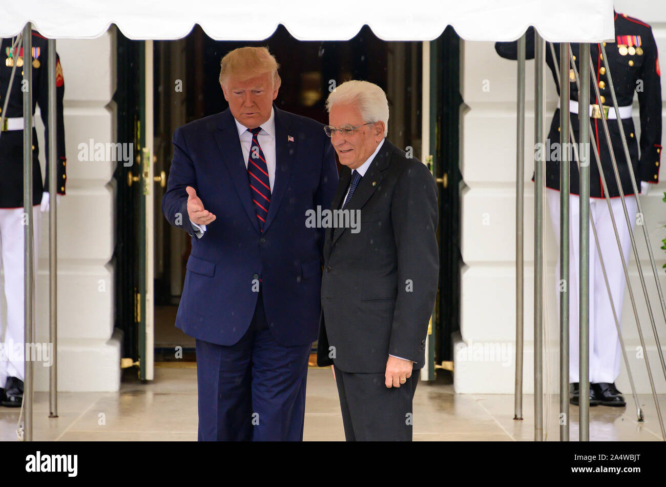 Washington, Stati Uniti d'America. Xvi oct, 2019. Il Presidente degli Stati Uniti, Trump accoglie il Presidente Sergio Mattarella della Repubblica italiana presso il portico sud della Casa Bianca a Washington DC su Mercoledì, 16 ottobre 2019.Credit: Ron Sachs/CNP | Utilizzo di credito in tutto il mondo: dpa/Alamy Live News Foto Stock