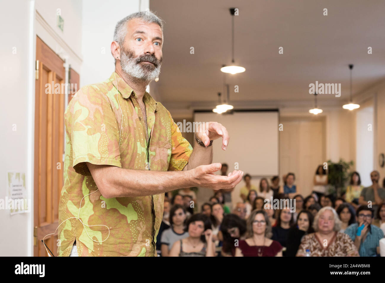 Sandor Ellix Katz, American food scrittore e esperto di fermentazione presso l'Istituto portoghese di Macrobiotics, a Lisbona, durante il suo tour mondiale. Foto Stock