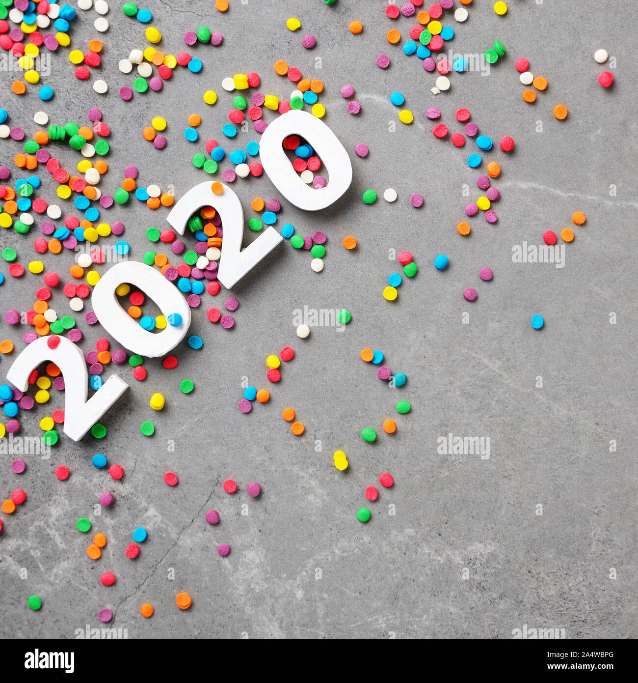 Appartamento vista laici ai numeri 2020 con colore granelli di zucchero sul tavolo di pietra Foto Stock