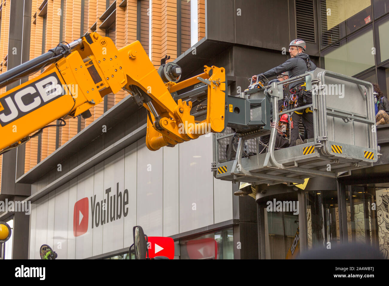 Londra, Regno Unito. Xvi oct, 2019. Estinzione della ribellione manifestanti al di fuori di voi tubo HQ, vicino a Kings Cross. L'azione mira a evidenziare recenti rivelazioni che Google ha dato le donazioni a organizzazioni che hanno lottato contro la legislazione ambientale e ha messo in dubbio la scienza dietro la crisi climatica. Penelope Barritt/Alamy Live News Foto Stock