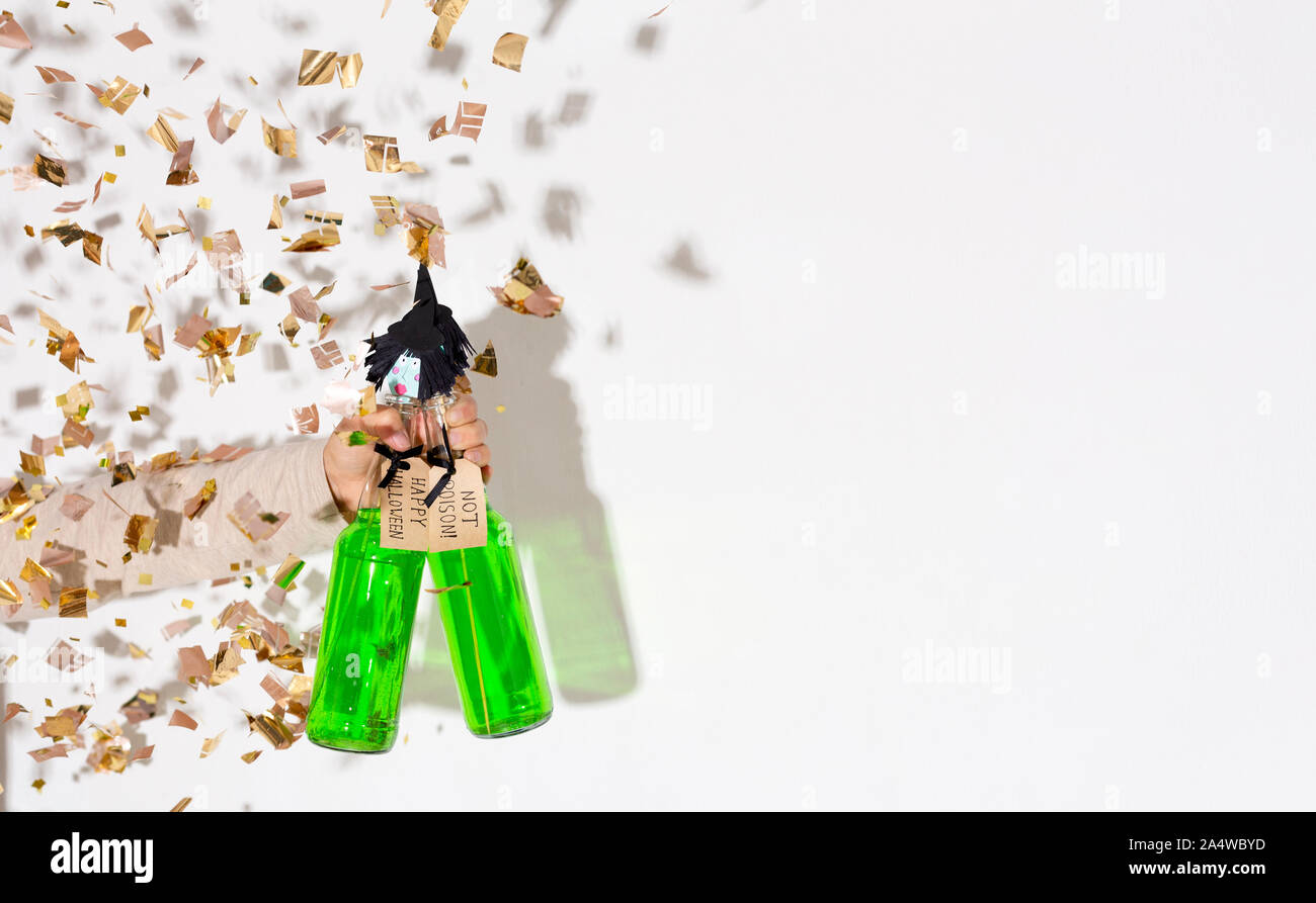 Halloween bevande verde con le streghe teste su sfondo bianco Foto Stock