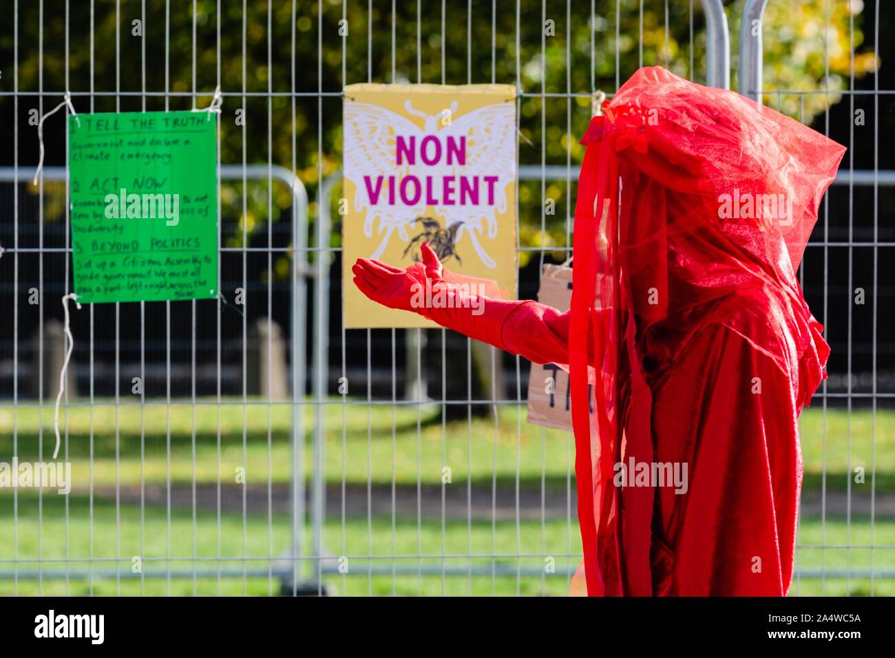 Cardiff, Galles, UK. 16 ott 2019. La Ribellione di estinzione ribelli rosso agire ora protestare al di fuori del Municipio di Cardiff e Cardiff, Galles, UK Credit: Tracey Paddison/Alamy Live News Foto Stock