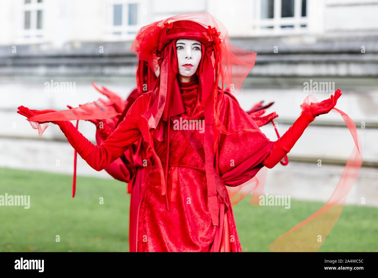 Cardiff, Galles, UK. 16 ott 2019. La Ribellione di estinzione ribelli rosso agire ora protestare al di fuori del Municipio di Cardiff e Cardiff, Galles, UK Credit: Tracey Paddison/Alamy Live News Foto Stock