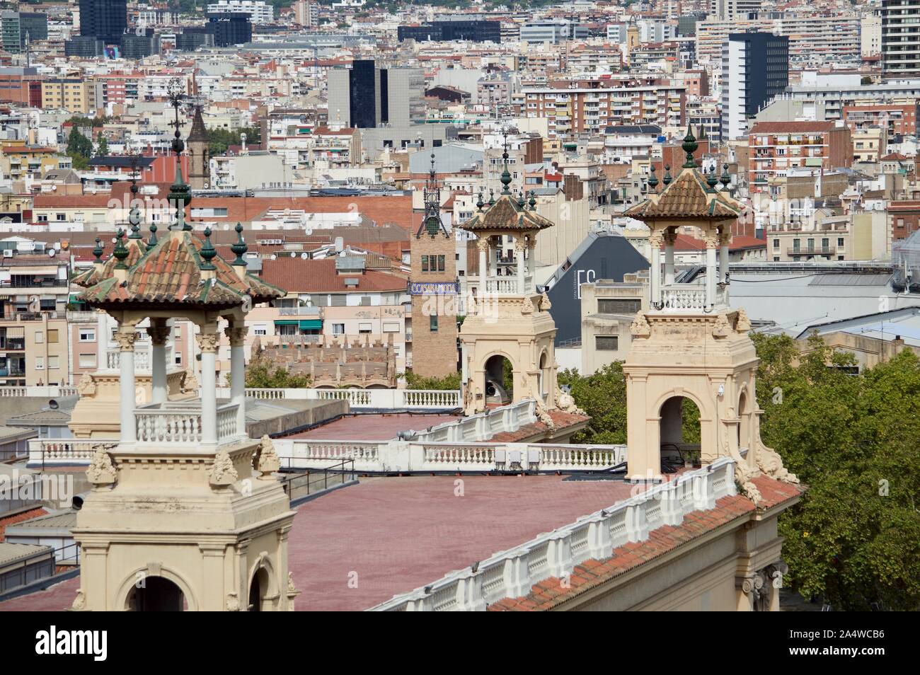 Una vista della città di Barcellona, Spagna, dal Palau Nacional a Monjuic hill Foto Stock