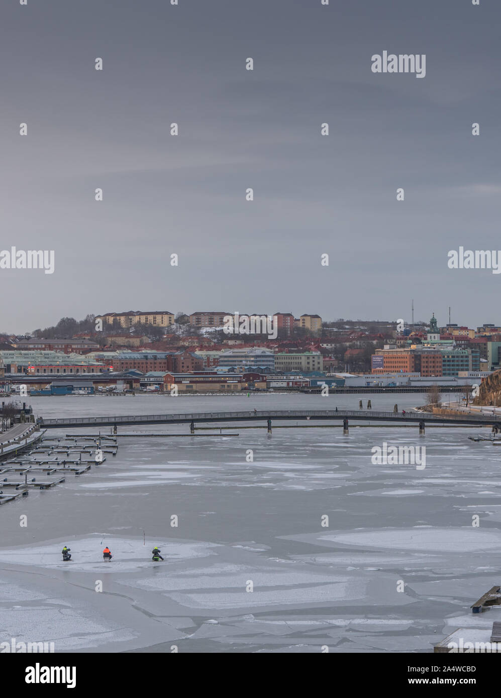 Immagine invernale di tre pescatori sul ghiaccio di Gothenburg, Svezia. Foto Stock