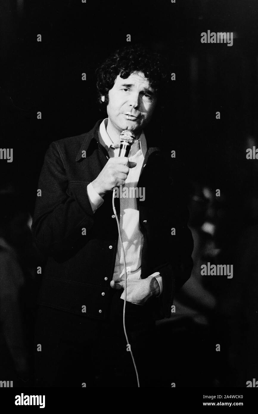 Archivi 70ies: cantante francese Pierre Perret esegue a Lione, Francia Foto Stock