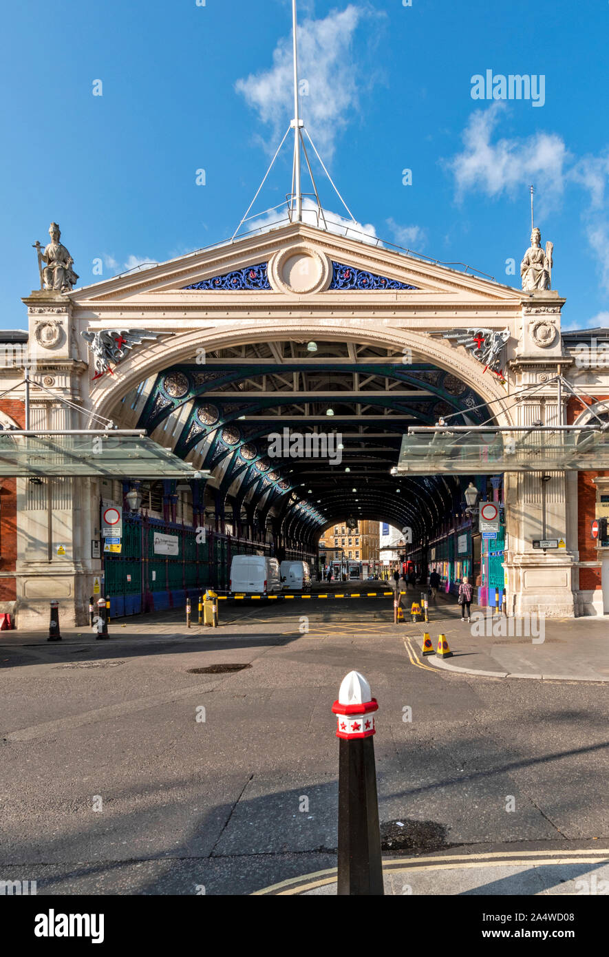 Londra Inghilterra Smithfield Market guardando verso l'entrata principale da LONG LANE Foto Stock