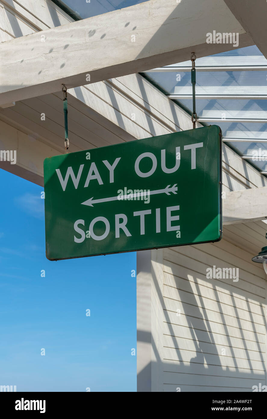 Folkestone harbour station. Originariamente la stazione per il treno in barca per la Francia. Ora una destinazione popolare con negozi, bar e ristoranti. Foto Stock