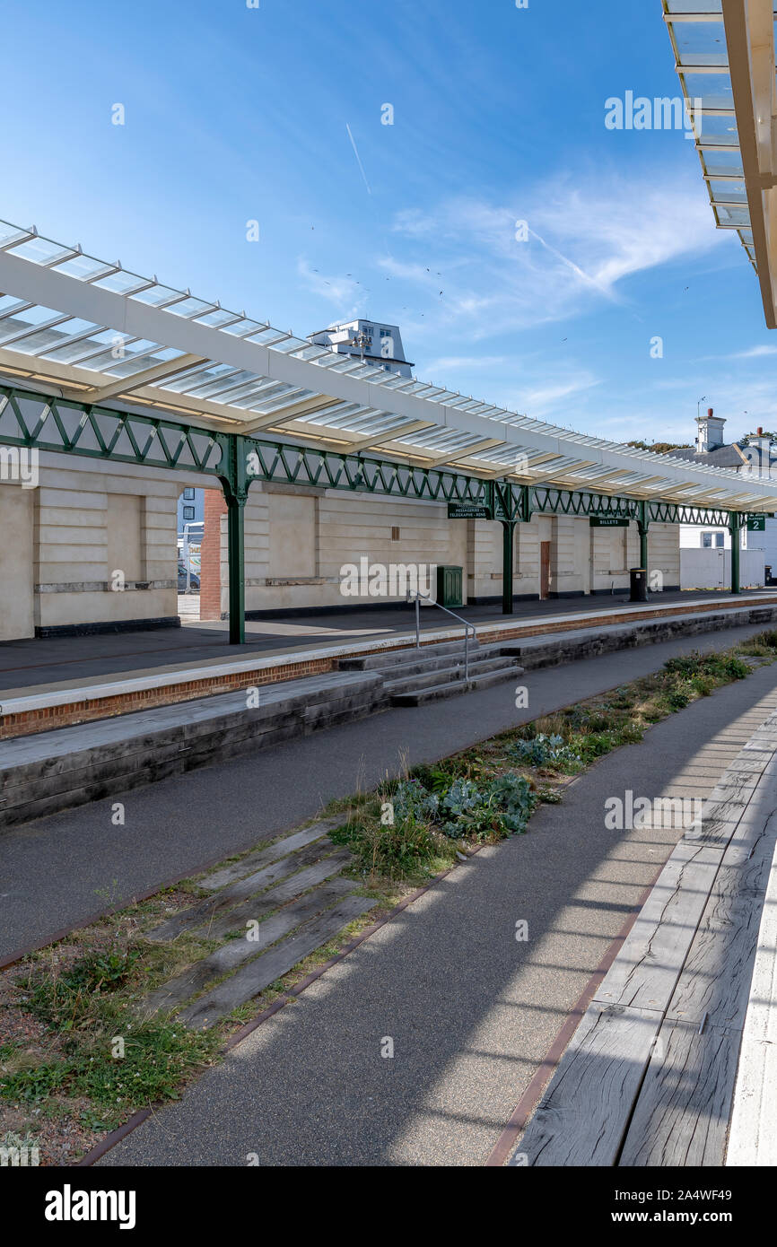 Folkestone harbour station. Originariamente la stazione per il treno in barca per la Francia. Ora una destinazione popolare con negozi, bar e ristoranti. Foto Stock