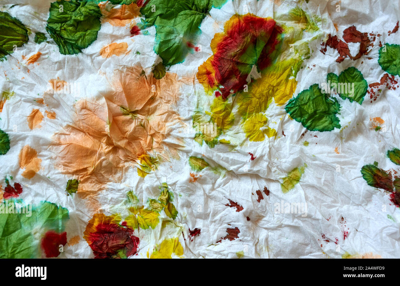 La macchia di colori su carta velina Foto Stock