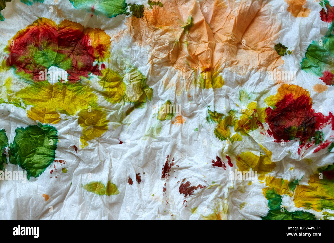 La macchia di colori su carta velina Foto stock - Alamy