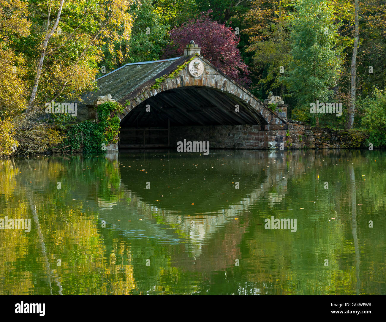 Il Boathouse vecchio su un lago artificiale, Gosford station wagon, East Lothian, Scozia, Regno Unito Foto Stock