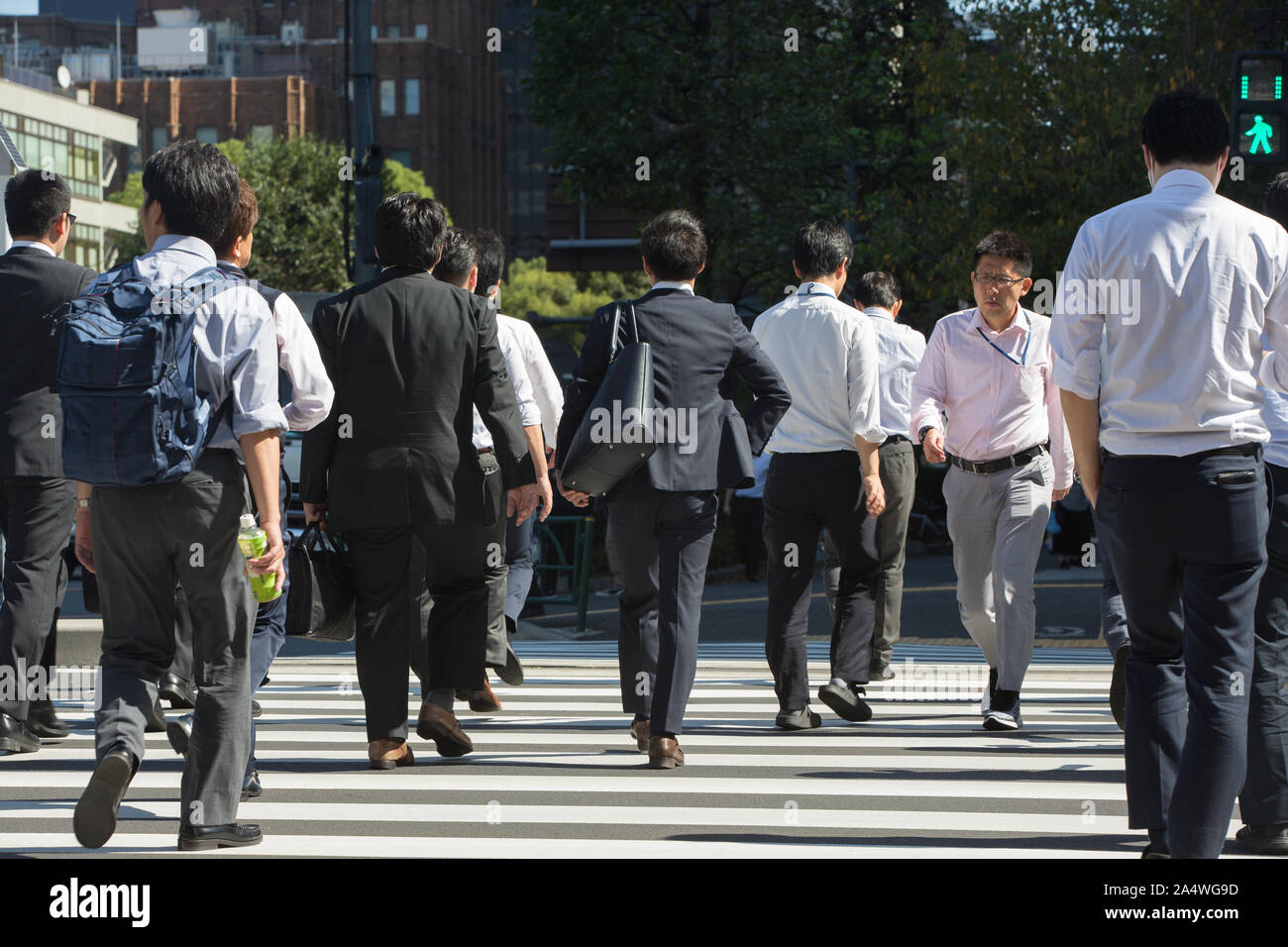 I dipendenti del Ministero dell'Economia, del Commercio e dell'industria del Giappone si vede in Kasumigaseki, Tokyo. Foto Stock