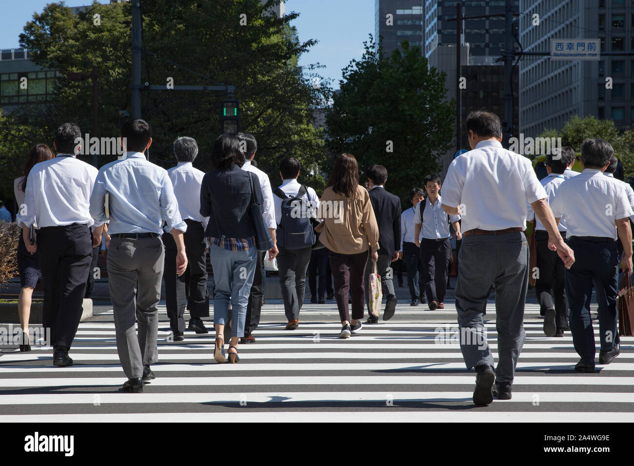 I dipendenti del Ministero dell'Economia, del Commercio e dell'industria del Giappone si vede in Kasumigaseki, Tokyo. Foto Stock