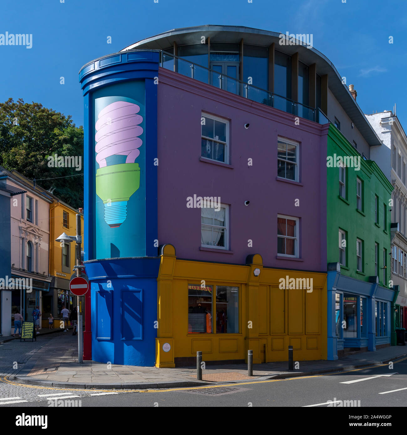 Folkestone lampadina murale su Tontine Street, presso il Creative trimestre da artista Michael Craig-Martin. Utilizzando il suo marchio keylines e colori forti. Foto Stock