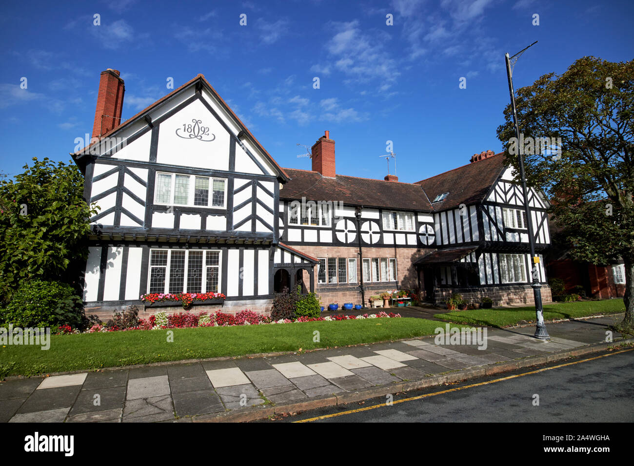 Terrazza di legno a case sulla strada del legno datata 1892 Port Sunlight England Regno Unito Foto Stock