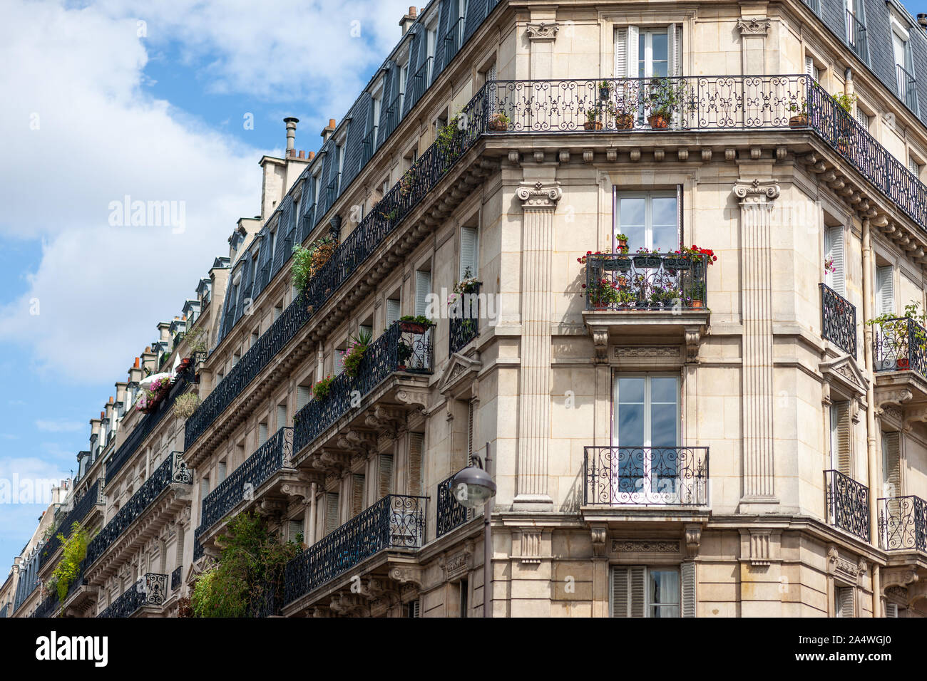 Scene di strada nei vecchi quartieri di Parigi in Francia il 5 agosto 2019. Foto Stock