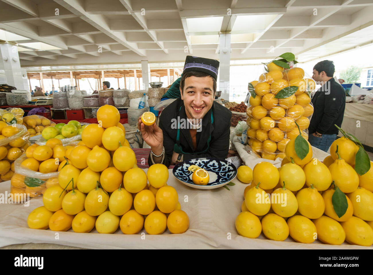 Venditore di limone al Siyob Bazaar. Samarcanda, un sito Patrimonio Mondiale dell'UNESCO. Uzbekistan Foto Stock