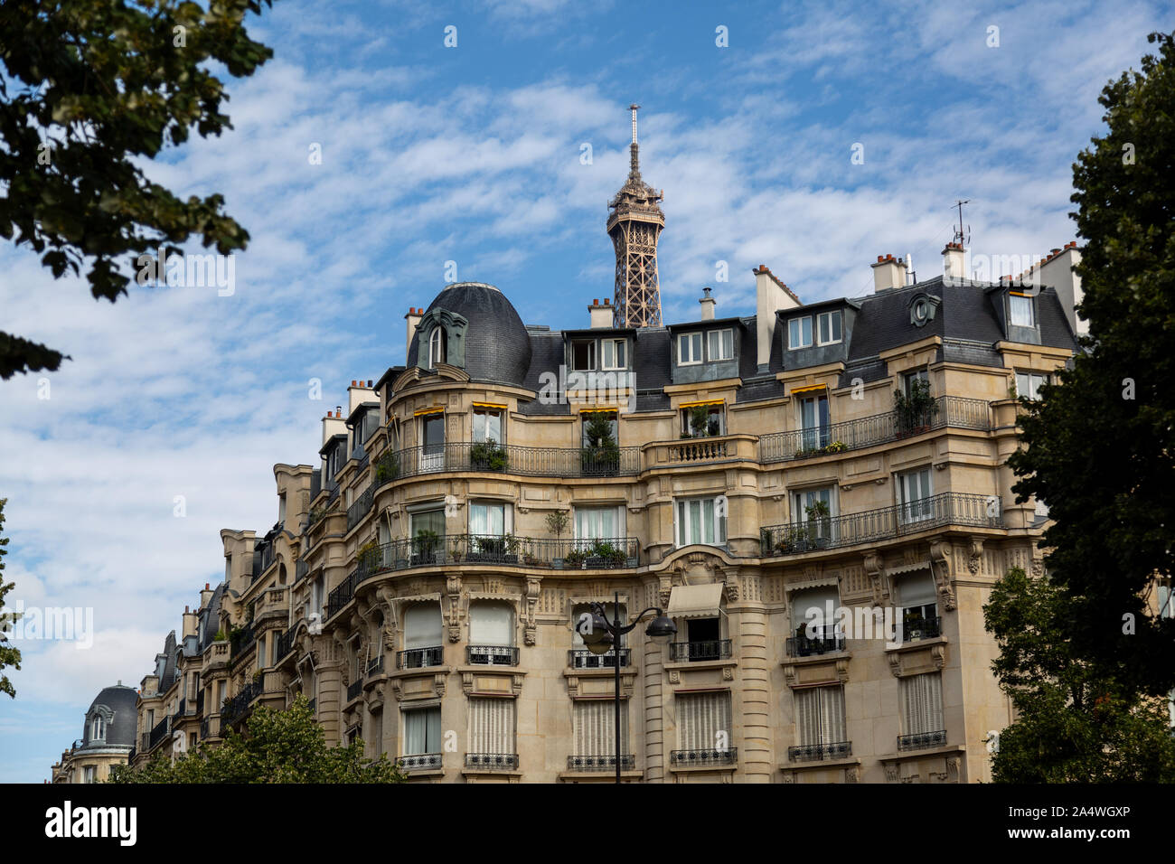 Scene di strada con una vista parziale della Torre Eiffel in vecchi quartieri di Parigi in Francia il 5 agosto 2019. Foto Stock