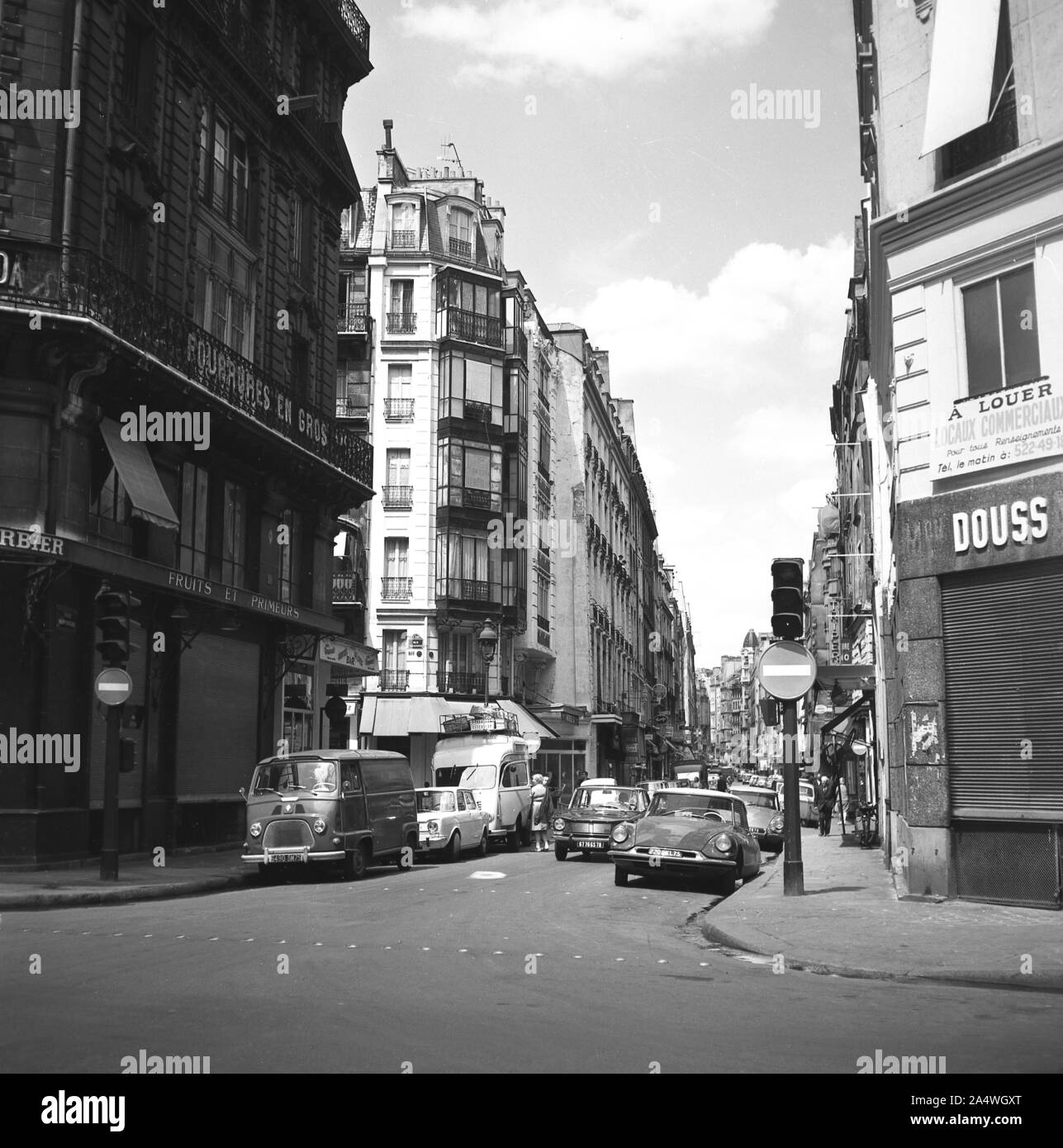 Anni '60, storica, Parigi, Francia, strada laterale con auto parcheggiate. Foto Stock
