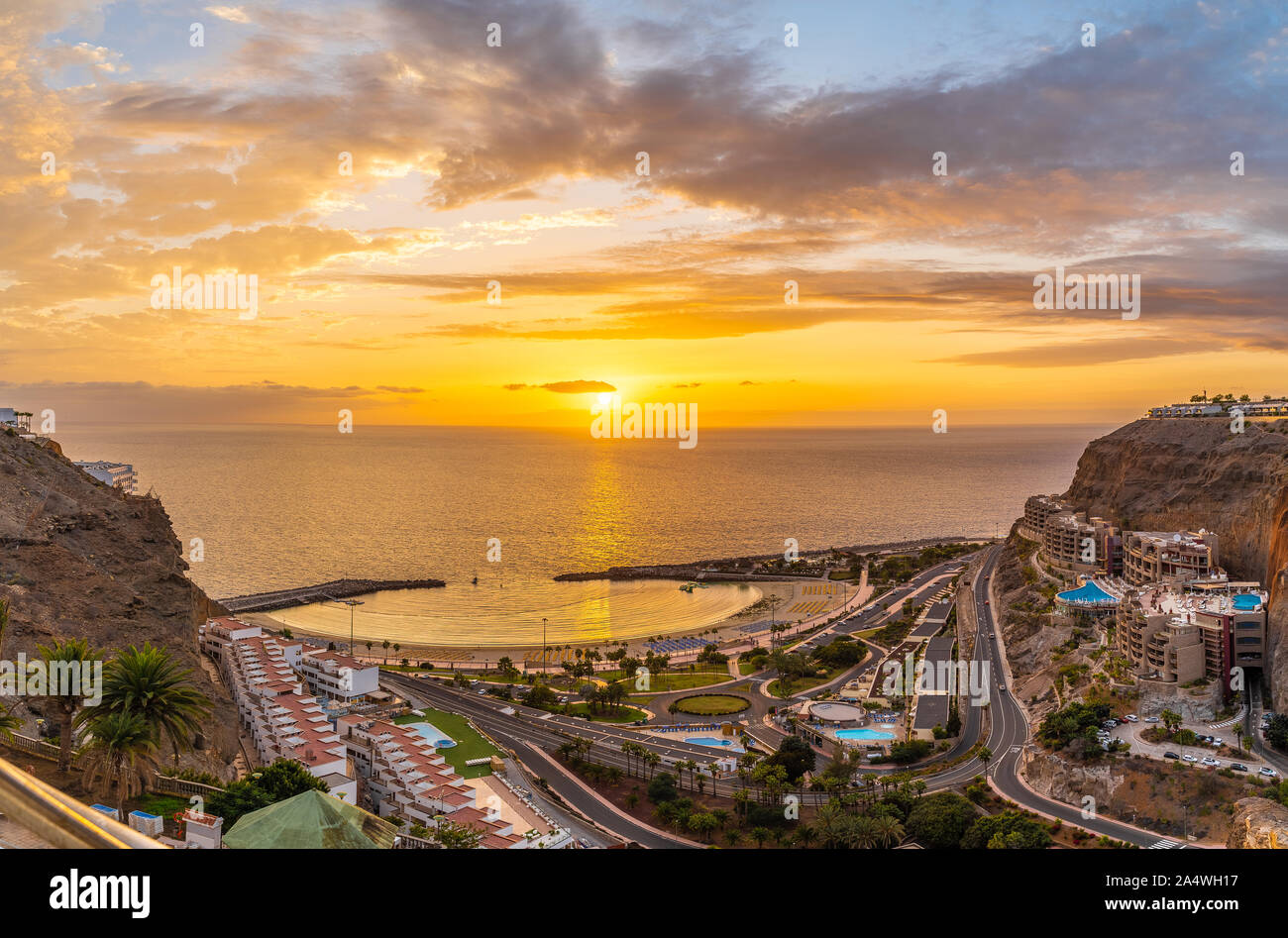 Un paesaggio fantastico con il tramonto del sole in spiaggia Amadores su Gran Canaria, Spagna Foto Stock