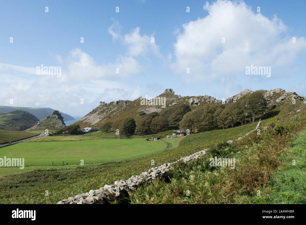 Panorama verso il basso attraverso la valle di rocce sopra il campo da cricket di Castle Rock, Lynton, Devon. Foto Stock