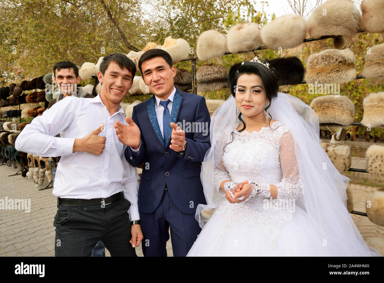 Un matrimonio nella strada principale della città vecchia di Khiva, molto popolare sito per tutti i festeggiamenti nella città. Uzbekistan Foto Stock