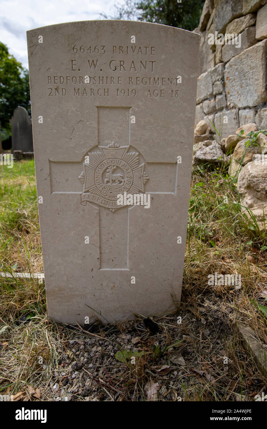 Commissione delle tombe di guerra del Commonwealth Tomba di Eric William Grant della cinquantaduesima Bn, Bedfordshire Regiment, la chiesa di San Michele, Monkton Combe Foto Stock