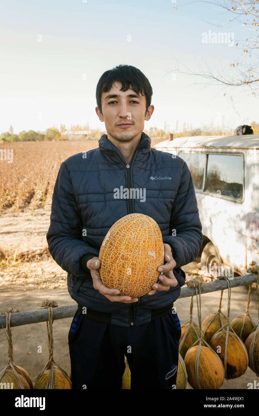 Meloni fornitore. Kyzylkum deserto vicino al Amu Darya river.La deliziosa uzbek meloni erano già elogiato dal viaggiatore medievale Ibn Battuta. Uzbekist Foto Stock