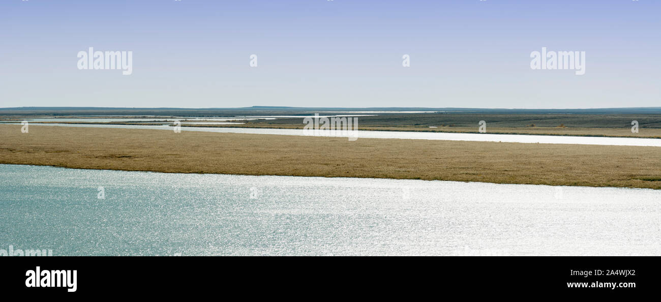 L'Amu Darya fiume, il fiume Oxus dell'antichità, attraversando il deserto Kyzylkum sul confine con il Turkmenistan. Deserto Kysylkum, Uzbekistan Foto Stock