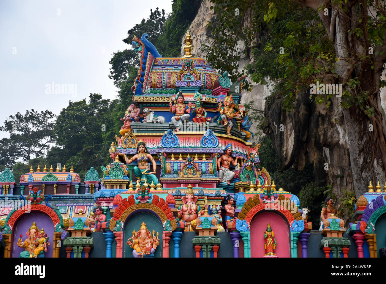 Gombak, Selangor, Malaysia 08.14.2019: un piccolo culto Indù luogo decorato con incredibilmente vibrante colorata architettura dravidico elefante, divinità s Foto Stock