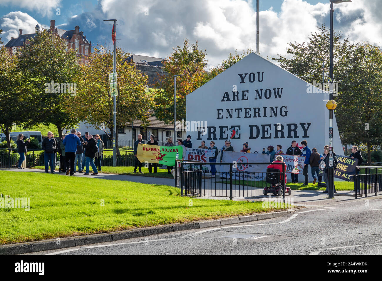 DERRY, Londonderry / IRLANDA DEL NORD - 12 ottobre 2019: persone manifestano contro la guerra davanti al Free Derry monumento. Foto Stock