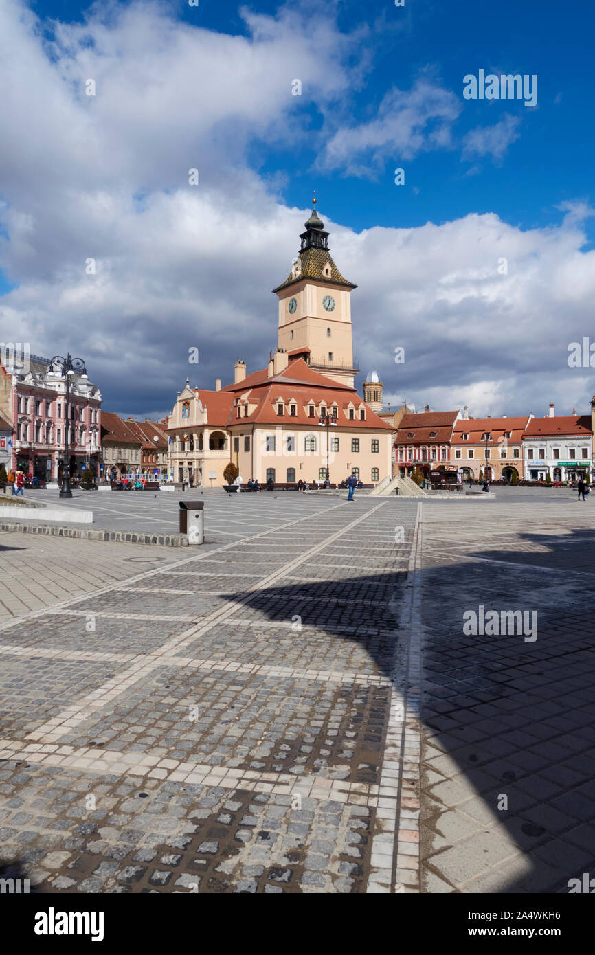 Piata Sfatului (Piazza del Consiglio), Brasov, Transilvania, Romania. L'ex municipio (ora un museo), Casa Sfatului, è il pezzo centrale. Foto Stock