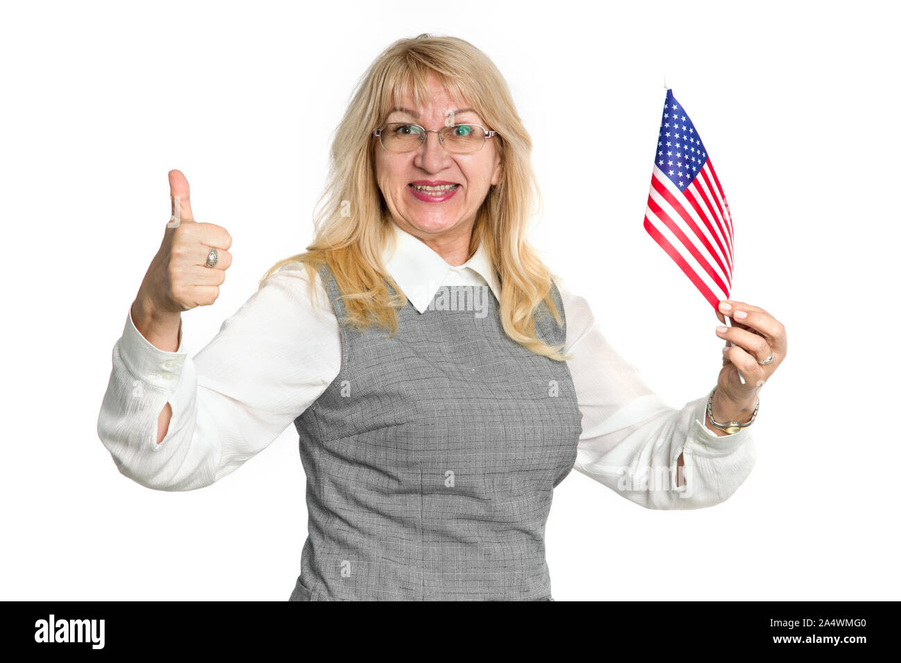 Donna matura con bandiera degli Stati Uniti che mostra Thumbs up, isolati su sfondo bianco. Foto Stock
